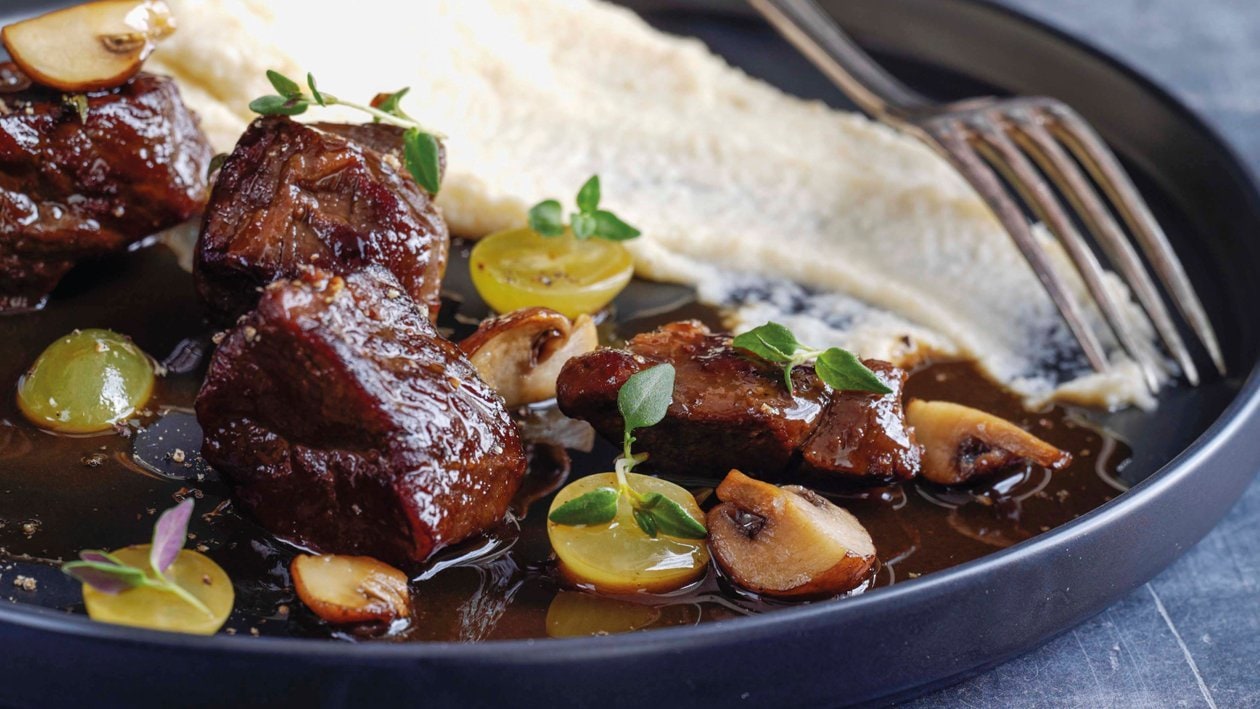 Hirschragout mit Trauben & Pilzen an Sellerie-Kartoffelpüree