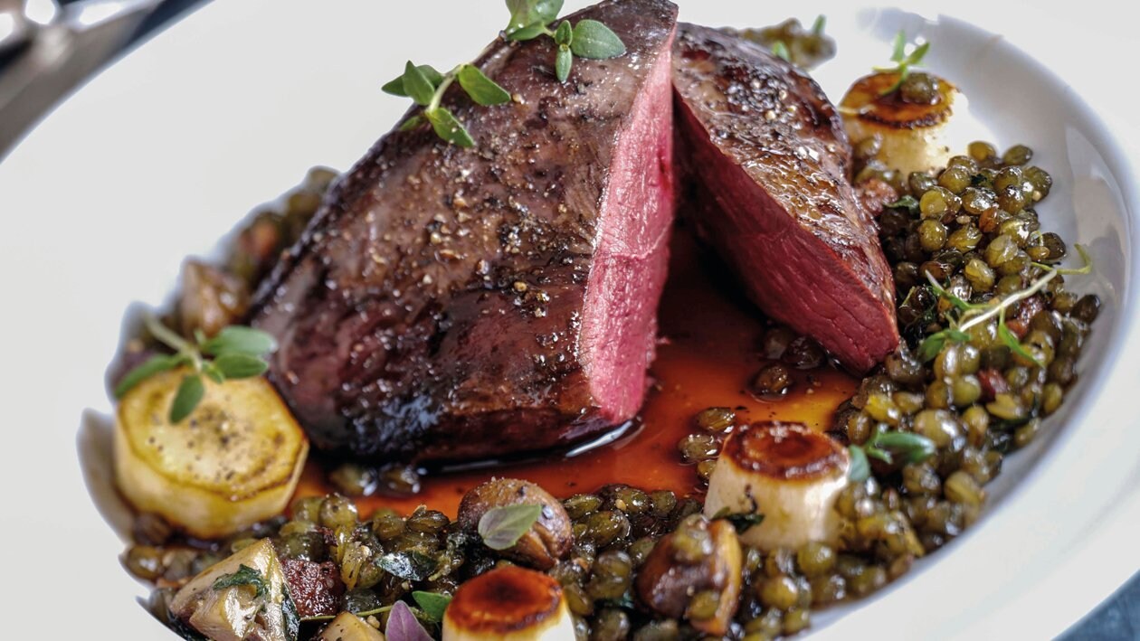 Wildente mit aromatischer Orangensauce auf Linsen-Lauchgemüse – Wildente mit aromatischer Orangensauce auf Linsen-Lauchgemüse –