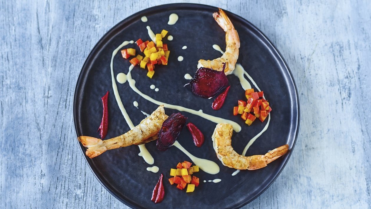 Gegrillte rote Garnelen, Aioli mit Paprika, roter Bete, Weinreduktion und Sternanis –  