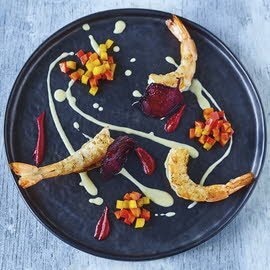 Gegrillte rote Garnelen, Aioli mit Paprika, roter Bete, Weinreduktion und Sternanis Gegrillte rote Garnelen, Aioli mit Paprika, roter Bete, Weinreduktion und Sternanis