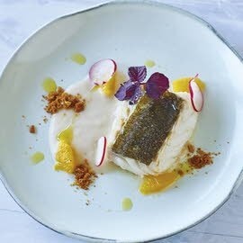 Kabeljau mit Bohnencreme, Orange, Radieschen und Vanille-Öl Kabeljau mit Bohnencreme, Orange, Radieschen und Vanille-Öl