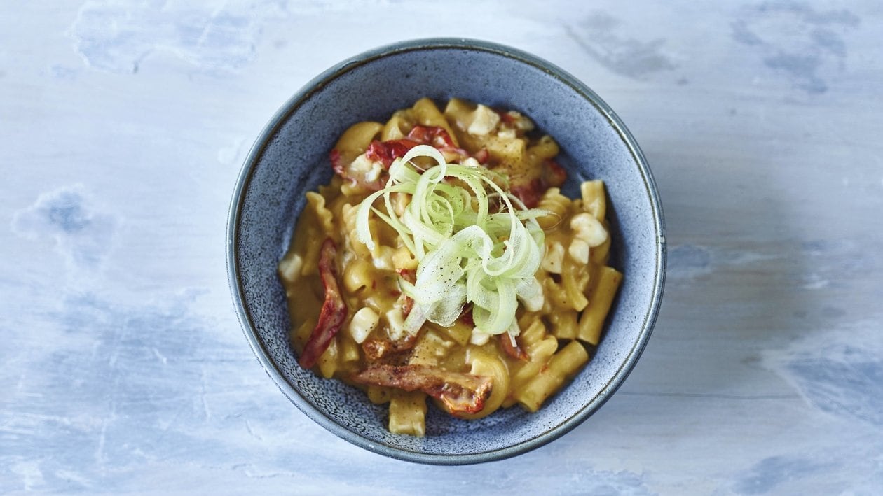 Pasta Mista mit Blumenkohl, silbernem Degenfisch, getrockneten Tomaten, Limette und krossem Sellerie – Pasta Mista mit Blumenkohl, silbernem Degenfisch, getrockneten Tomaten, Limette und krossem Sellerie –