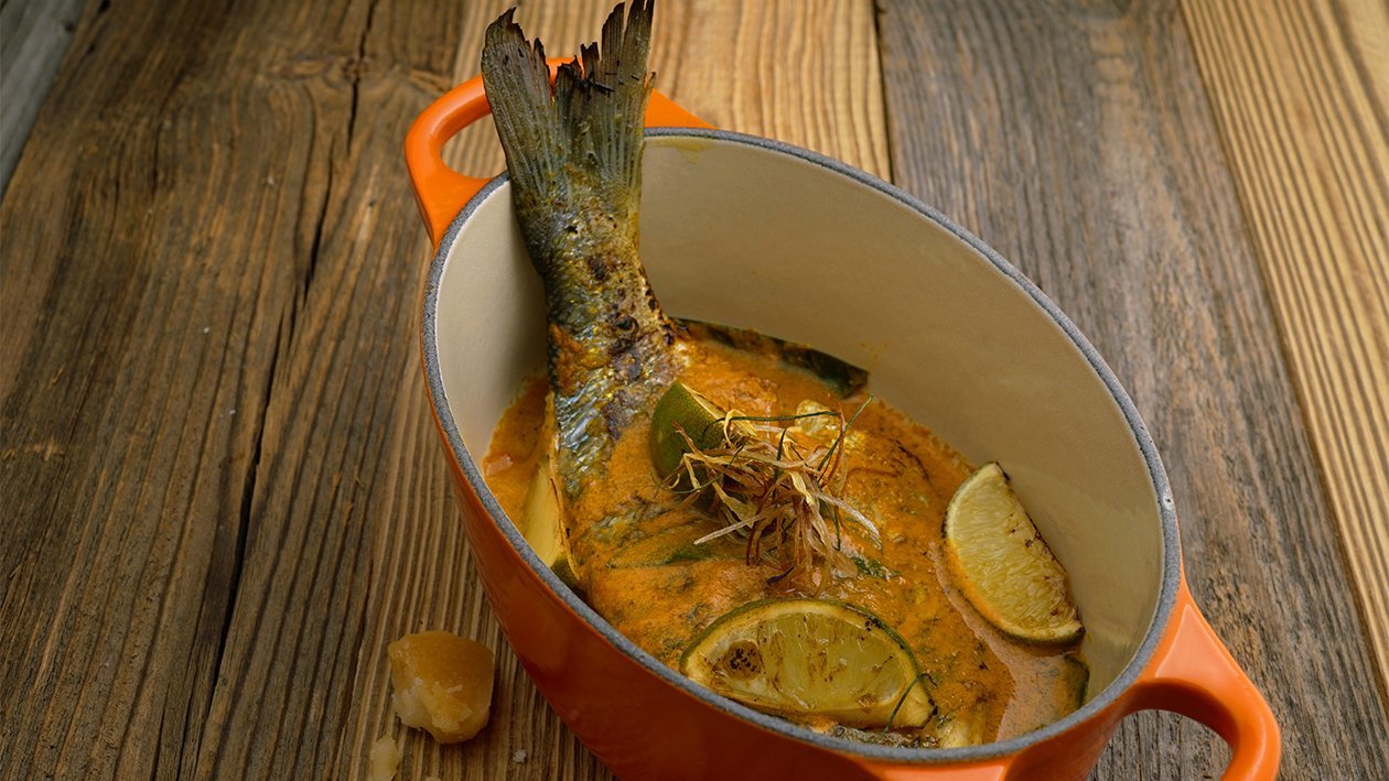 Knusprig gebackener Fisch mit frischen Kräutern und Zitrone