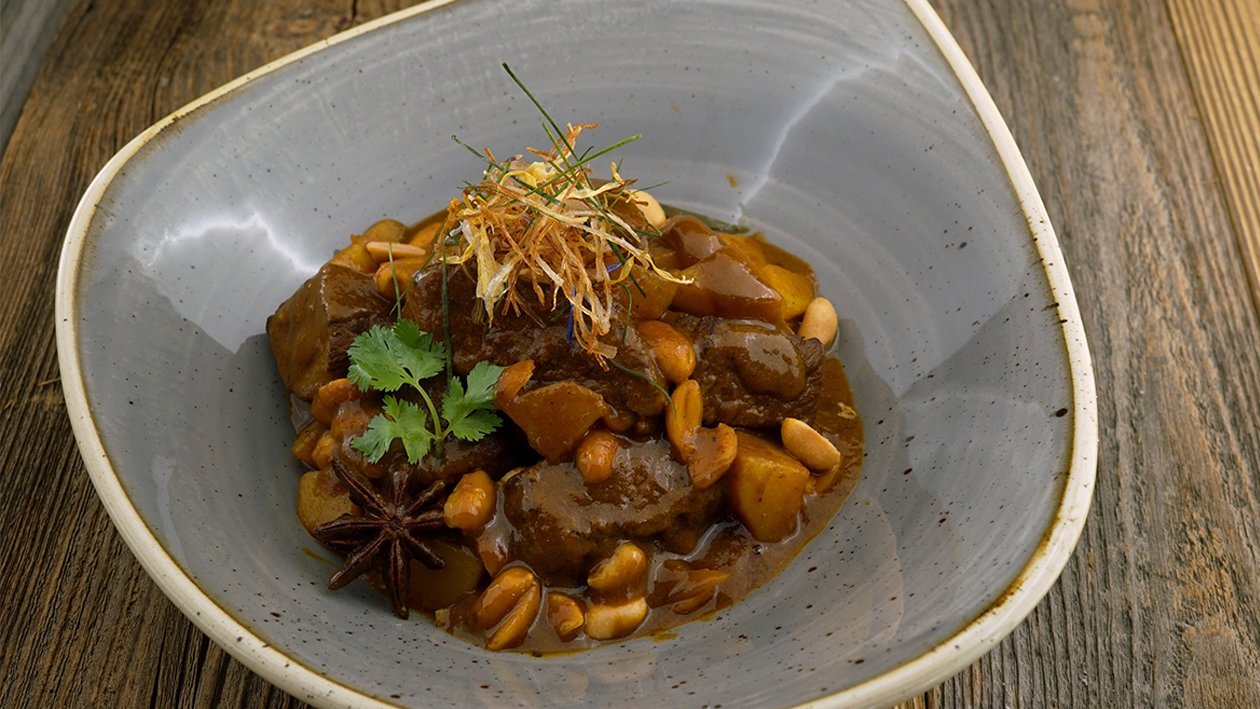 Gelbes Curry, Rindfleisch, Kartoffeln, Erdnüsse Gelbes Curry, Rindfleisch, Kartoffeln, Erdnüsse