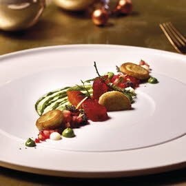 Kamtschatka-Lachs, Rote Rübe, Kartoffeln, Buchweizen, Salat, Sepia, Moos, Mayonnaise Kamtschatka-Lachs, Rote Rübe, Kartoffeln, Buchweizen, Salat, Sepia, Moos, Mayonnaise