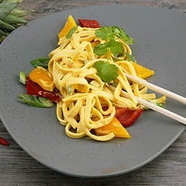 Spicy Cream-Curry Pasta Salat