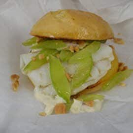 Fisch Brötchen mit Remoulade, Gurken und Röstzwiebeln Fisch Brötchen mit Remoulade, Gurken und Röstzwiebeln