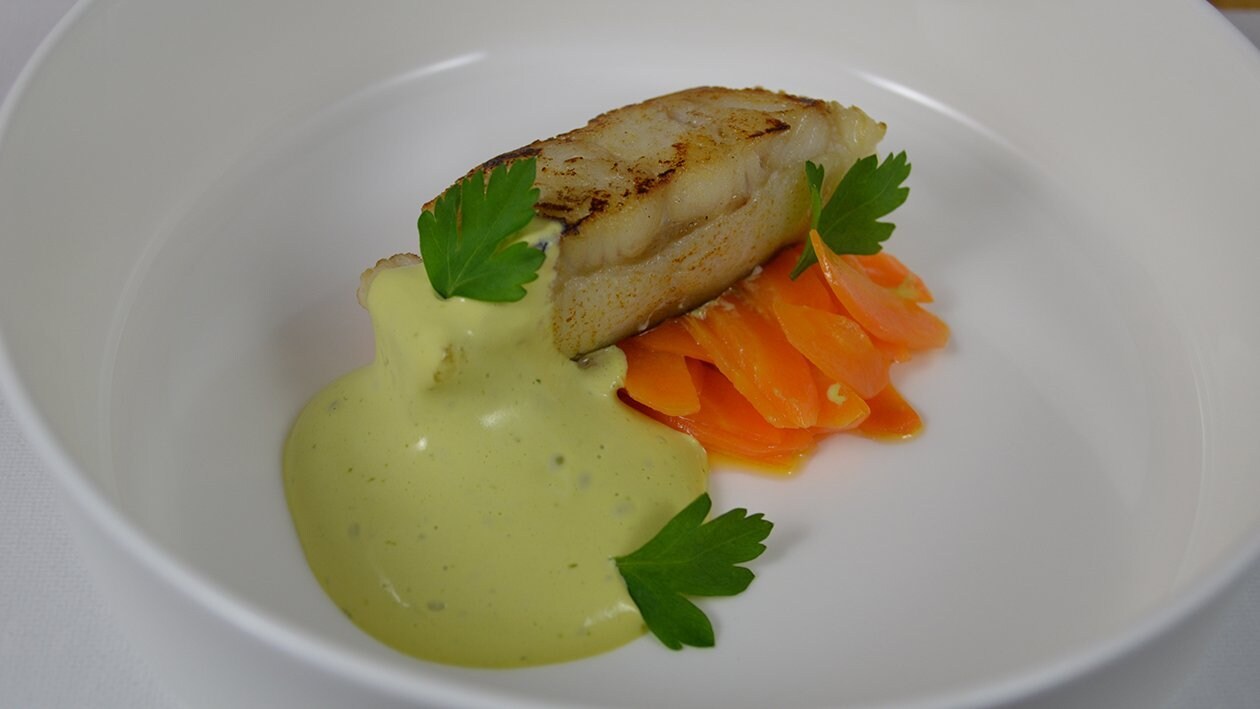 Gebratener Waller mit Vichy Karotten und Petersilien Hollandaise Gebratener Waller mit Vichy Karotten und Petersilien Hollandaise
