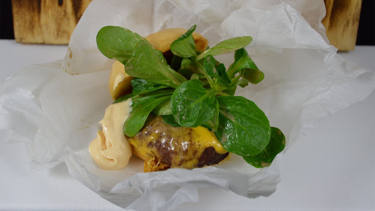 Rindsburger mit Cheddar und Feldsalat – Rindsburger mit Cheddar und Feldsalat –