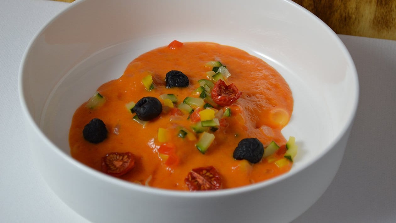 Tomatencremesuppe mit Ratatuoille und getrockneten Oliven