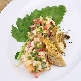 Artischocken auf Kohlrabi-, Paprika- und Apfelsalat Artischocken auf Kohlrabi-, Paprika- und Apfelsalat