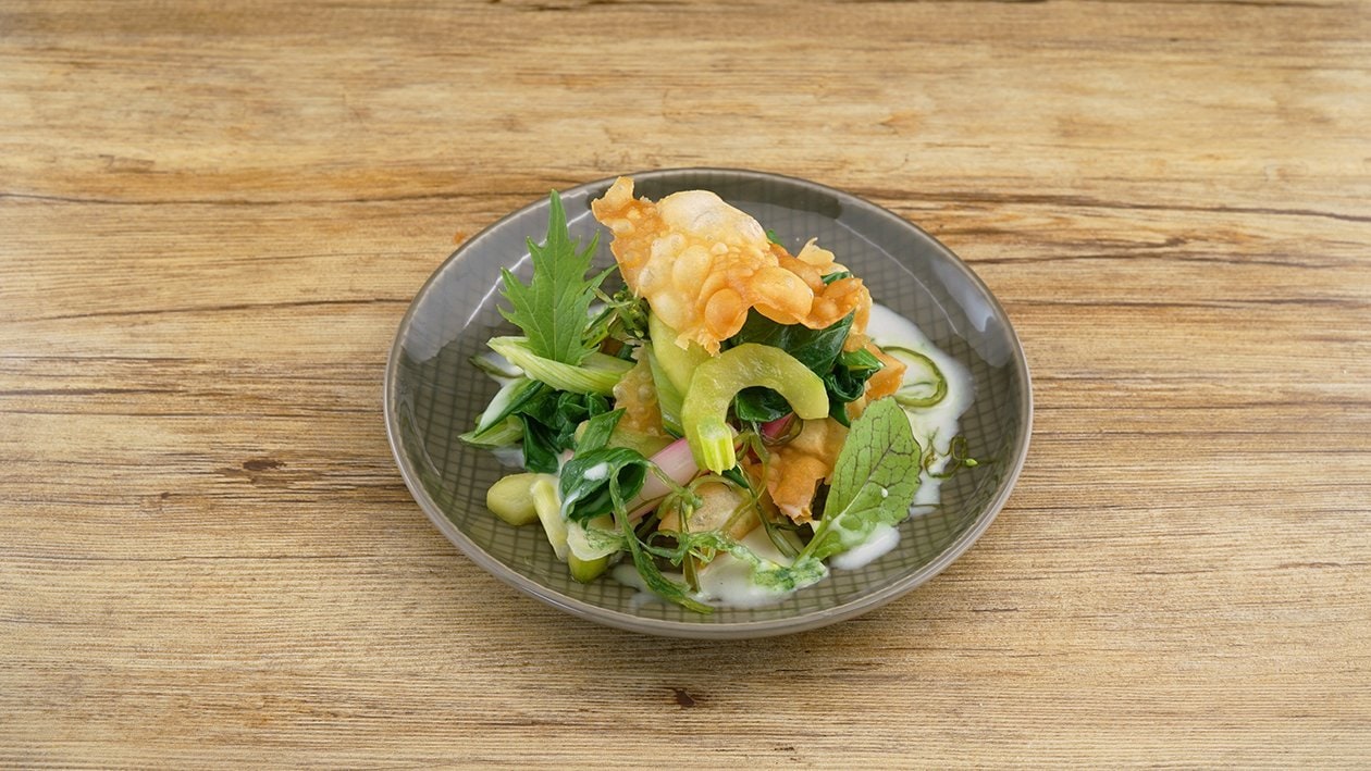 Asian Cucumber, Pak Choi, Wakame, Radieschen auf Wasabi-Curry Sauce – Asian Cucumber, Pak Choi, Wakame, Radieschen auf Wasabi-Curry Sauce –