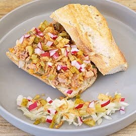 Baguette, gefüllt mit Curry-Wurst Trucker Style Baguette, gefüllt mit Curry-Wurst Trucker Style