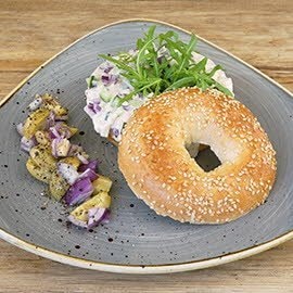Bagel mit Thunfisch, Ei, Salatgurke und Oliven Bagel mit Thunfisch, Ei, Salatgurke und Oliven