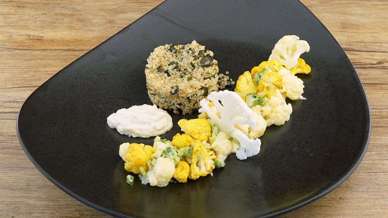 Blumenkohl gekocht, gebraten und als Creme mit Quinoa und Kürbiskernen – Blumenkohl gekocht, gebraten und als Creme mit Quinoa und Kürbiskernen –
