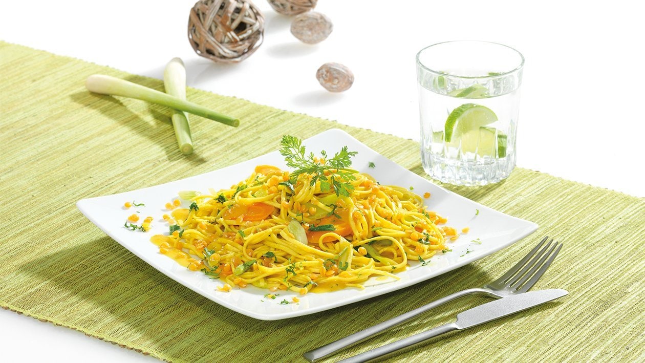 Buntes Gemüse und Noodles mit roten Linsen und Curry-Kokos-Sauce Buntes Gemüse und Noodles mit roten Linsen und Curry-Kokos-Sauce