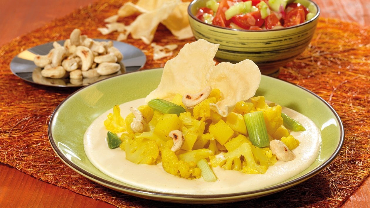 Curry-Blumenkohl und Curry-Kartoffeln in Cashewkern-Sauce –  