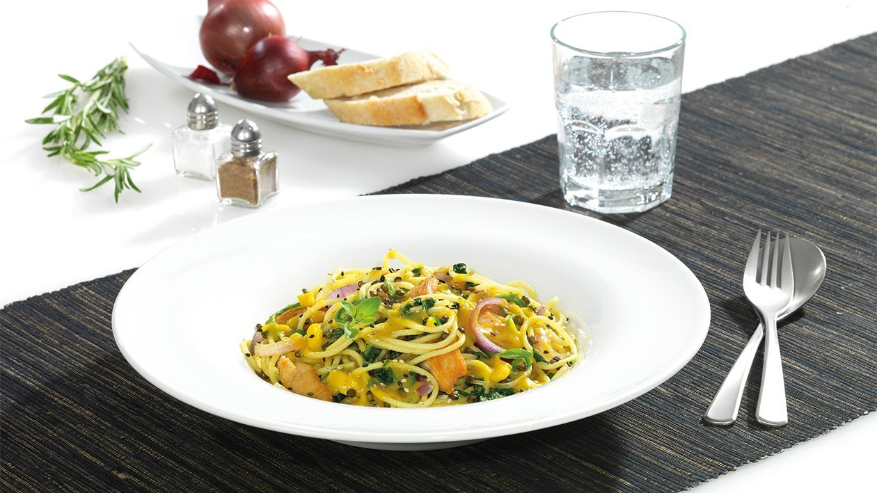 Curry Spaghetti mit Hühnchen, schwarzen Linsen und Spinat – Curry Spaghetti mit Hühnchen, schwarzen Linsen und Spinat –