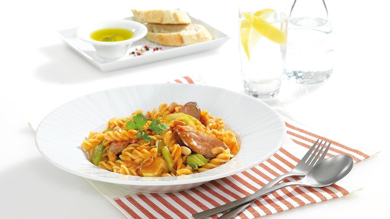 Fusilli mit gebratener Entenbrust und Tomaten-Erdnuss-Sauce Fusilli mit gebratener Entenbrust und Tomaten-Erdnuss-Sauce