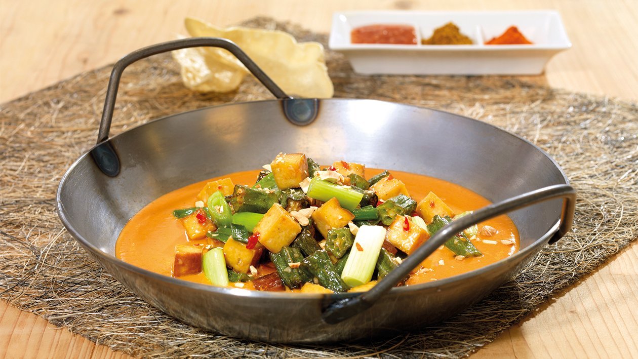 Gebackener Tofu und Okraschoten auf Tomaten Kokos-Sauce Gebackener Tofu und Okraschoten auf Tomaten Kokos-Sauce