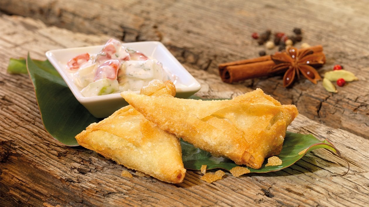 Gefüllte Gemüsetasche Samosa Style mit Gurken-Raita