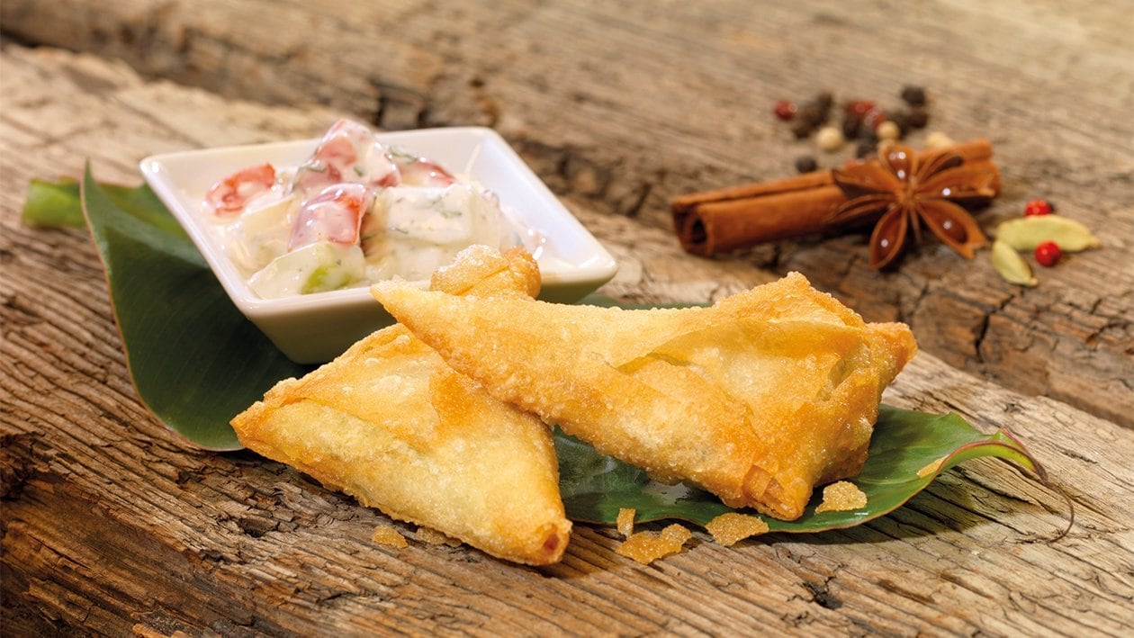 Gefüllte Gemüsetasche Samosa Style mit Gurken-Raita –  