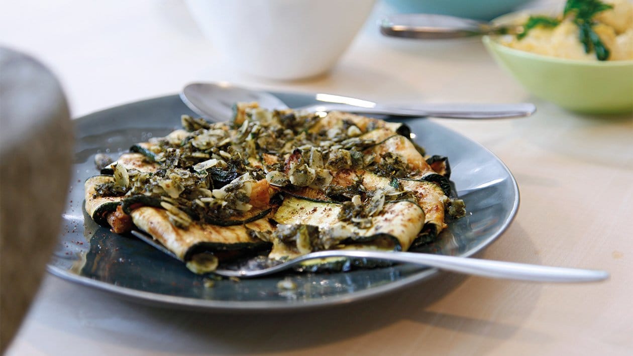 Gegrillte Zucchini mit Minze und Baharat