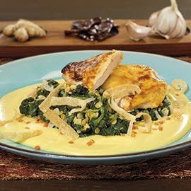 Gelber Linsen-Dal mit Spinat, Wan Tan und gewürzgebackener Poulardenbrust Gelber Linsen-Dal mit Spinat, Wan Tan und gewürzgebackener Poulardenbrust