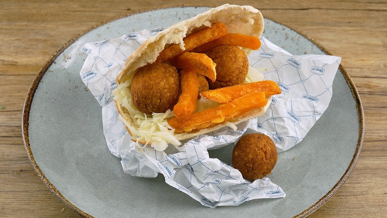 Jerusalem Burger Mit Falafel Weisskraut Susskartoffeln Und Mayonnaise