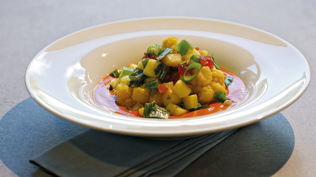 Kartoffel-Blumenkohl-Gemüse auf Tomatensauce Kartoffel-Blumenkohl-Gemüse auf Tomatensauce