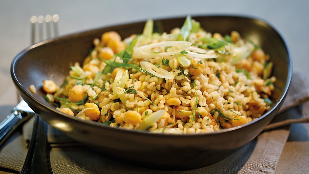 Ein orientalischer Salat mit Kichererbsen und Bulgur