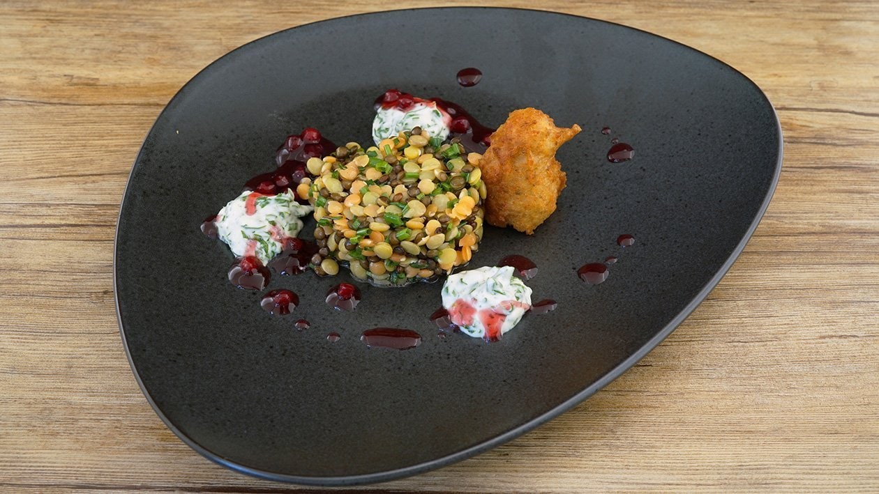 Linsen-Krapfen auf Linsensalat mit Rucola-Dipp und Preiselbeeren