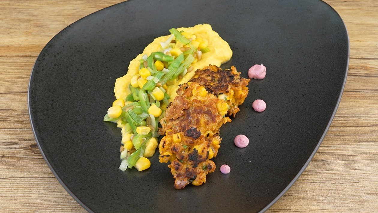 Maisküchlein auf Maiscreme mit Mais-Bohnen-Salat