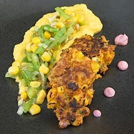 Maisküchlein auf Maiscreme mit Mais-Bohnen-Salat