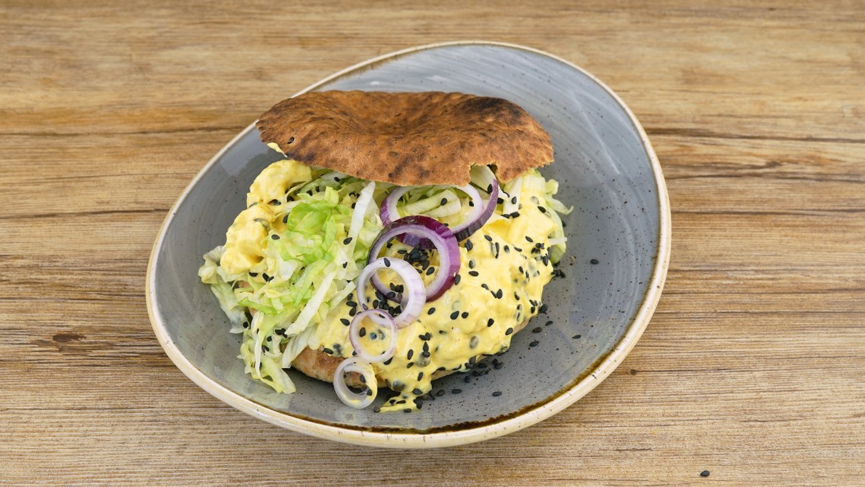 Naan Brot mit gebratener Hähnchenbrust, Ananas und schwarzen Linsen Naan Brot mit gebratener Hähnchenbrust, Ananas und schwarzen Linsen