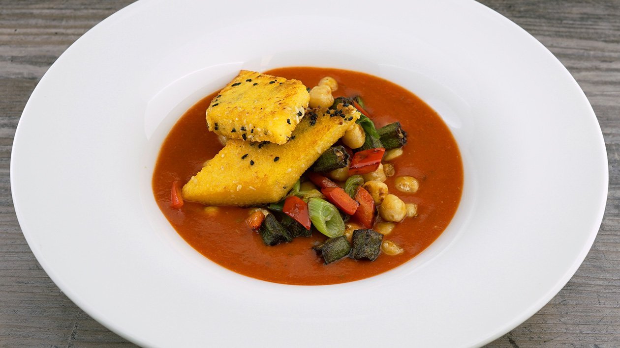 Polenta, Asia Style auf Kichererbsen und Okraschoten dazu eine Tomaten-Erdnuss-Sauce –  