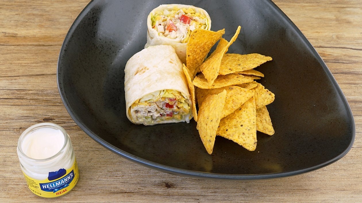 Wrap, gefüllt mit gebratener Hähnchenbrust, Peperoni, Paprika und Bacon