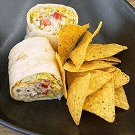 Wrap, gefüllt mit gebratener Hähnchenbrust, Peperoni, Paprika und Bacon