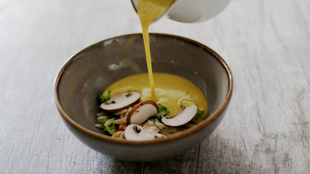 Asiatische Nudelsuppe mit Champignons und Curry Asiatische Nudelsuppe mit Champignons und Curry