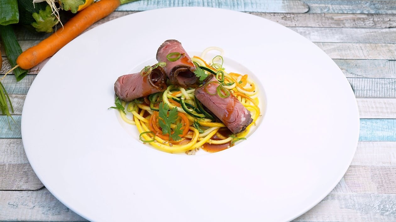 Roastbeef mit Asia Kruste auf Gemüse Nudeln – Roastbeef mit Asia Kruste auf Gemüse Nudeln –