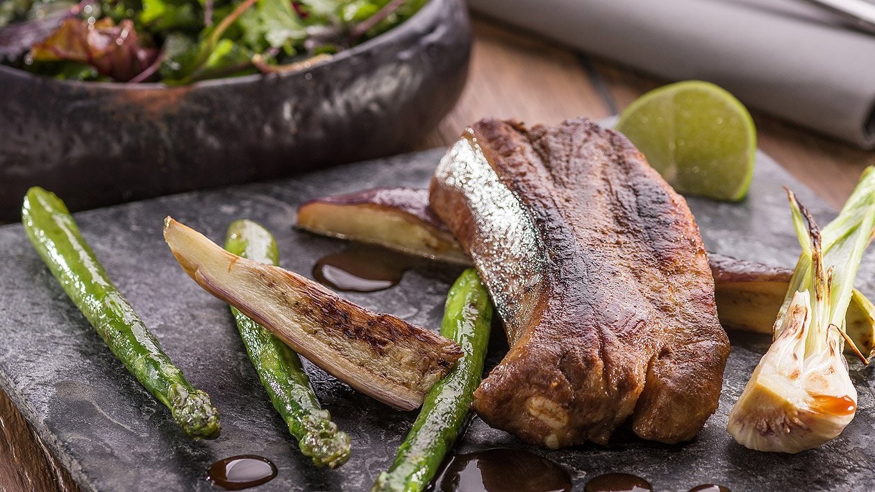 Dicke Rippe mit Grill Gemüse und würziger BBQ-Soße