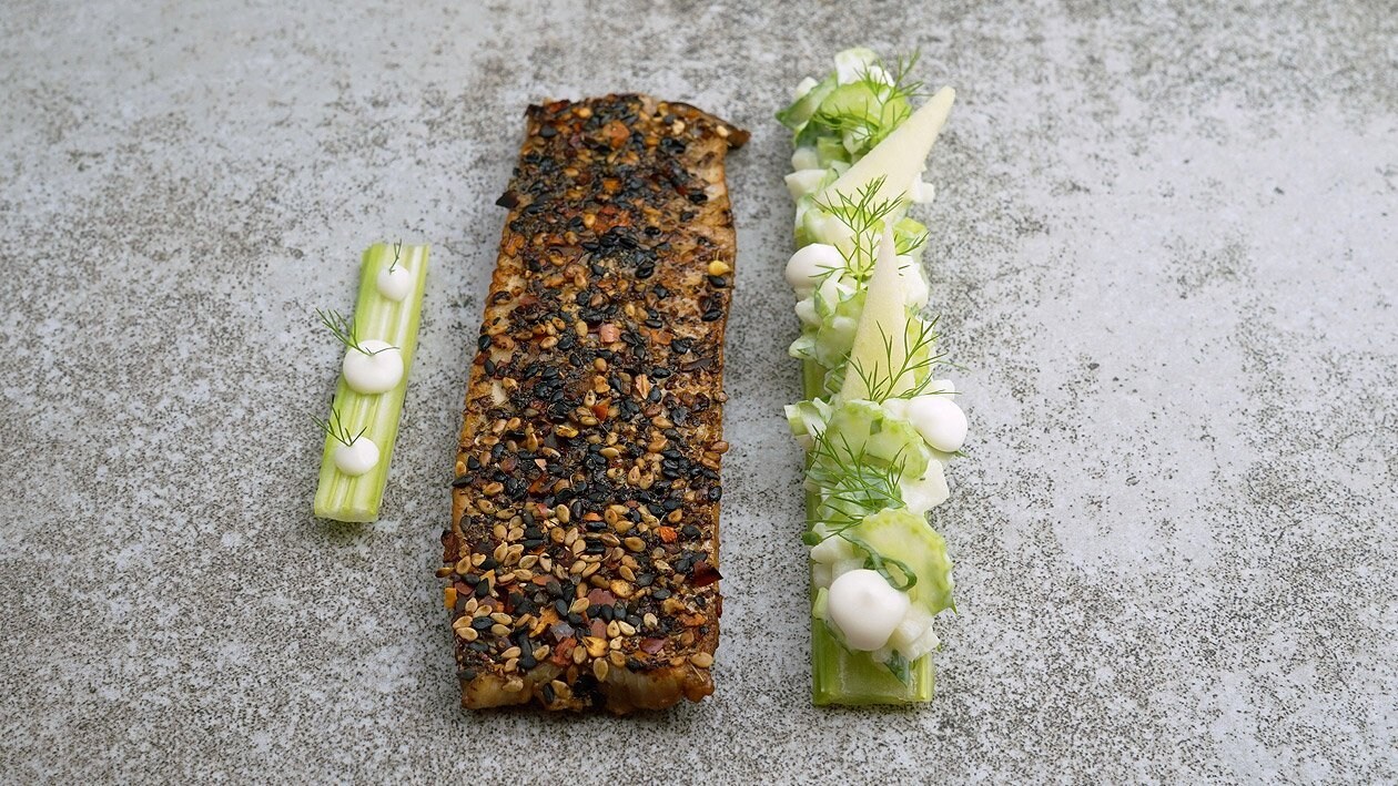 Forellen-Tataki mit Apfel-Staudensellerie-Salat Forellen-Tataki mit Apfel-Staudensellerie-Salat
