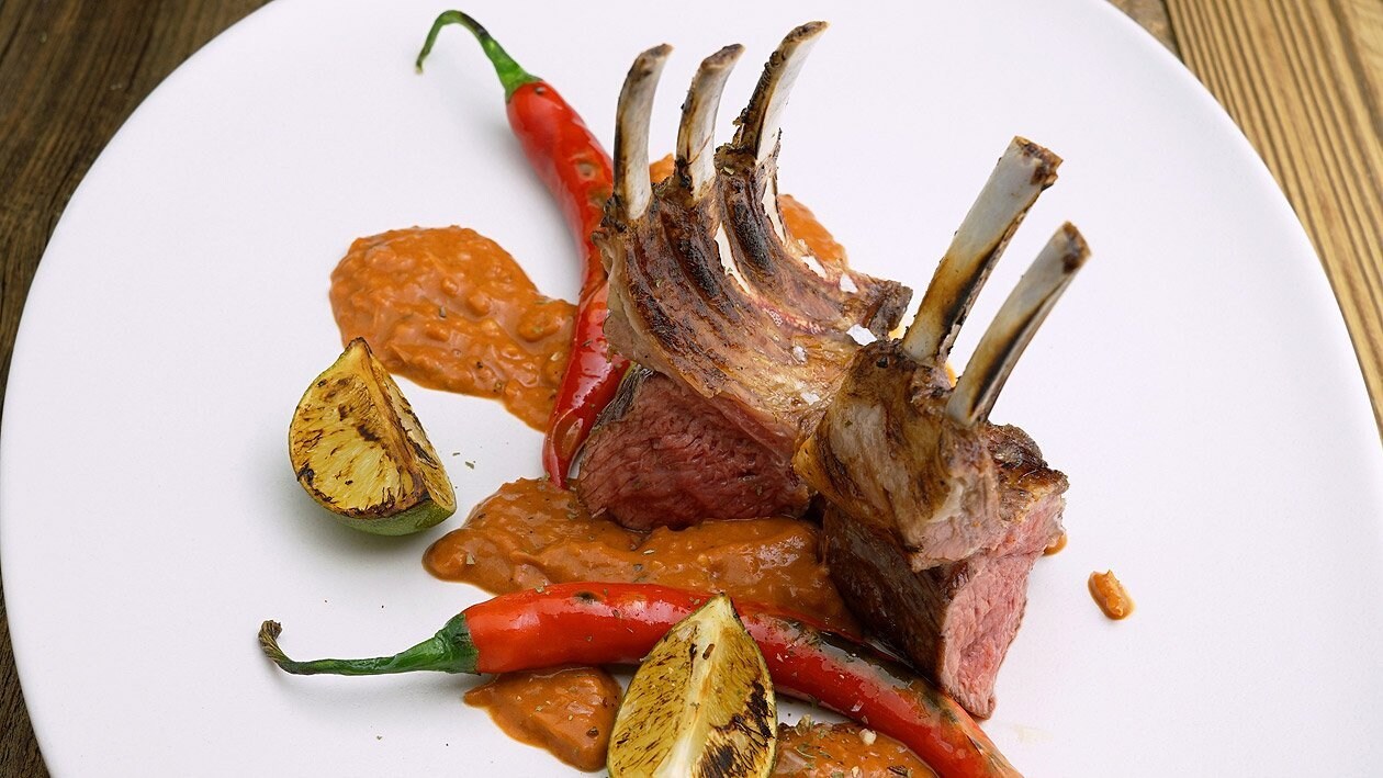 Kambing Bumbu Bajak Gegrillter Lammrücken mit scharfer Bajak -Sauce – Kambing Bumbu Bajak Gegrillter Lammrücken mit scharfer Bajak -Sauce –