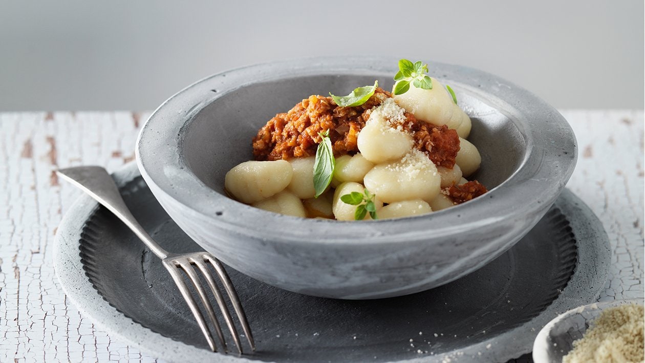 Gnocchi mit veganer Bolognese und veganem "Käse" – Gnocchi mit veganer Bolognese und veganem "Käse" –