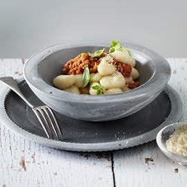 Gnocchi mit veganer Bolognese und veganem "Käse" Gnocchi mit veganer Bolognese und veganem "Käse"