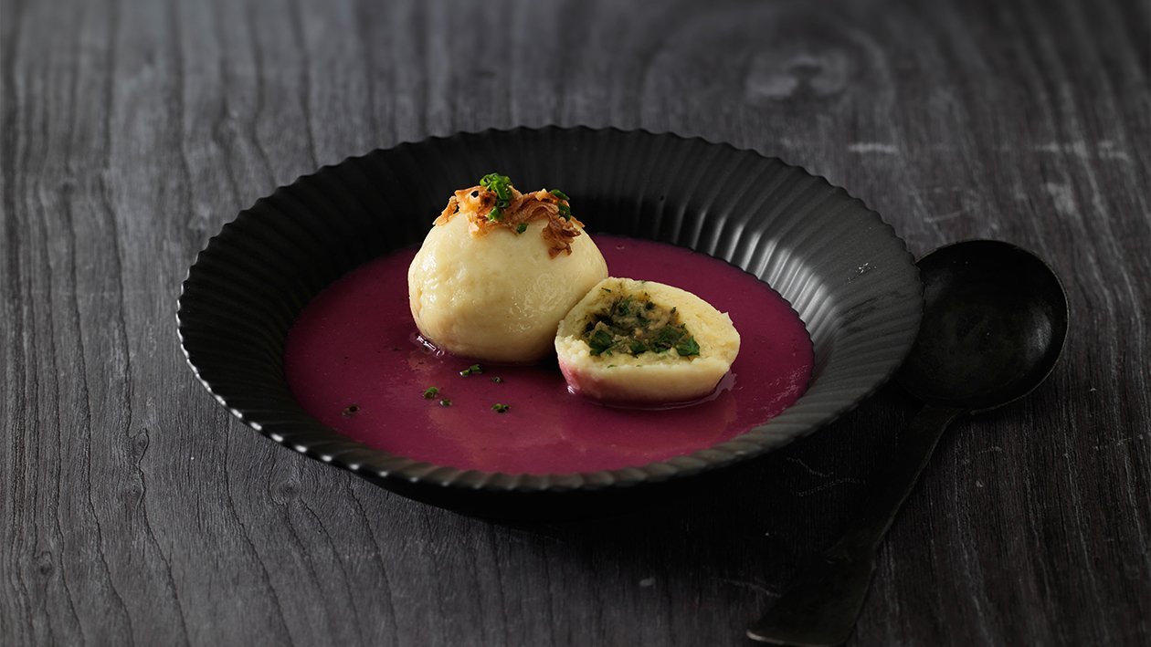 Rotkohlsuppe mit Kartoffelknödel gefüllt mit Schweinsbraten – Rotkohlsuppe mit Kartoffelknödel gefüllt mit Schweinsbraten –
