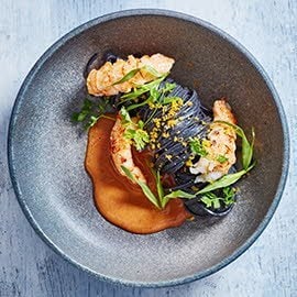 Sepianudeln mit Rocklobster und Krustentierschaum