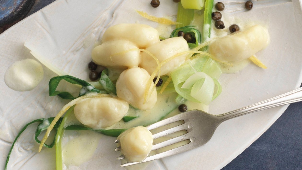 Zitronen-Gnocchi mit Lauchstreifen und grünem Pfeffer