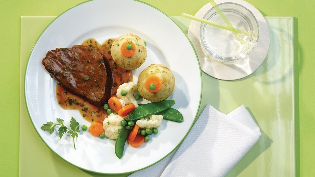Weideochsenbraten in mediterraner Sauce mit Semmelknödel und Gartengemüse