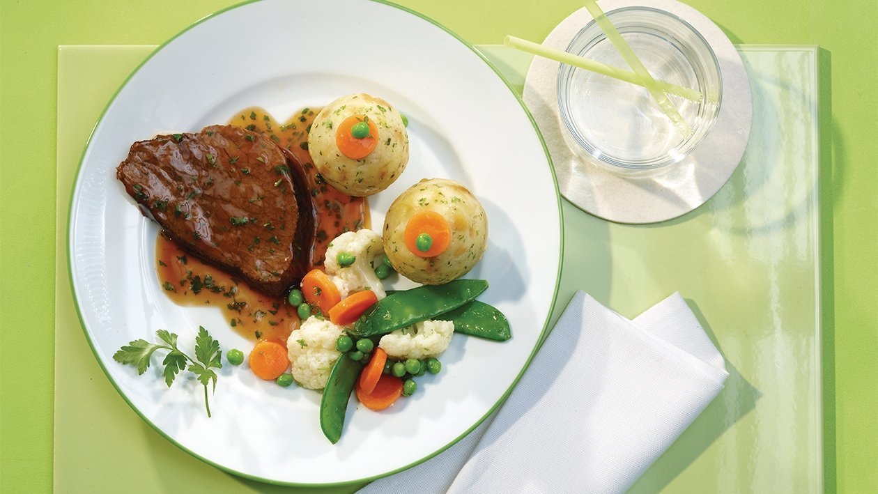 Weideochsenbraten in mediterraner Sauce mit Semmelknödel und Gartengemüse –  